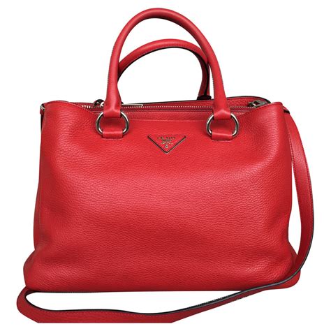 prada rote tasche